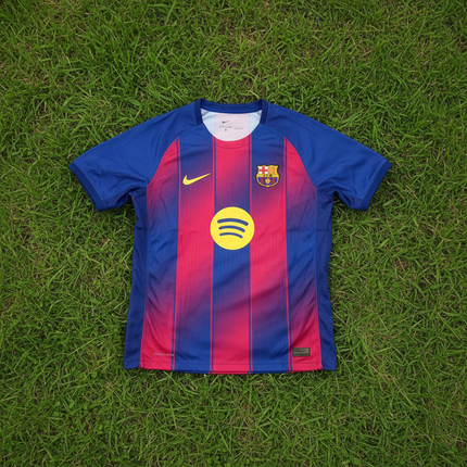 Playera Barcelona sobre pasto