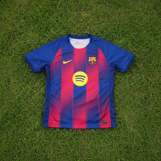 Playera Barcelona sobre pasto