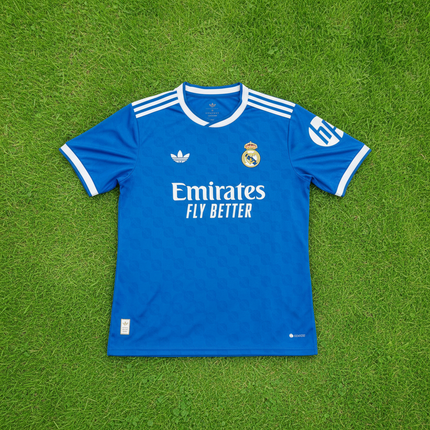 Playera Real Madrid sobre pasto