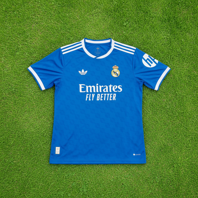 Playera Real Madrid sobre pasto